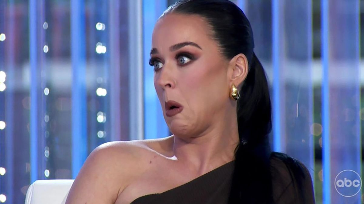 Katy Perry se rozlomil top přímo v živém vysílání American Idol. Musela se schovat pod stůl
